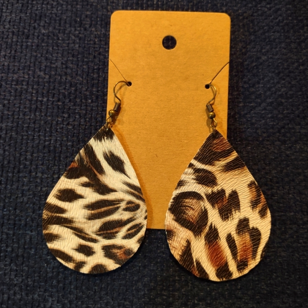 🍒2/$12🍒Handmade Faux leather earrings, cheetah print